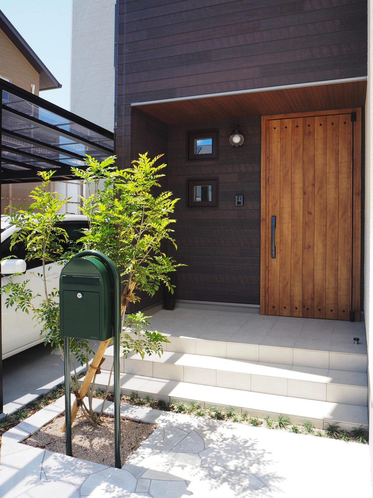 明るい吹抜けと造作の家具が特徴のカフェ風の住まい