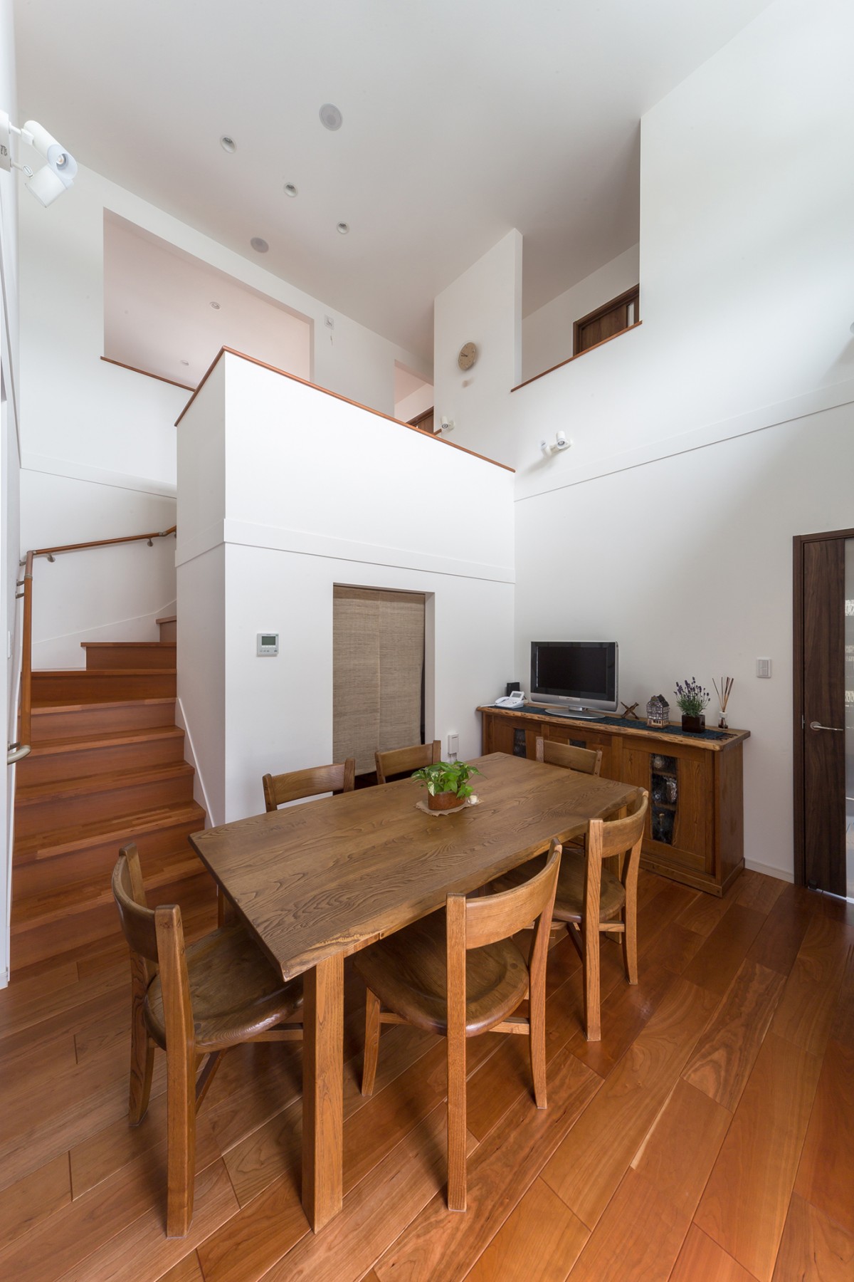 プライバシーを尊重しながら開放的な空間を実現した二世帯の住まい