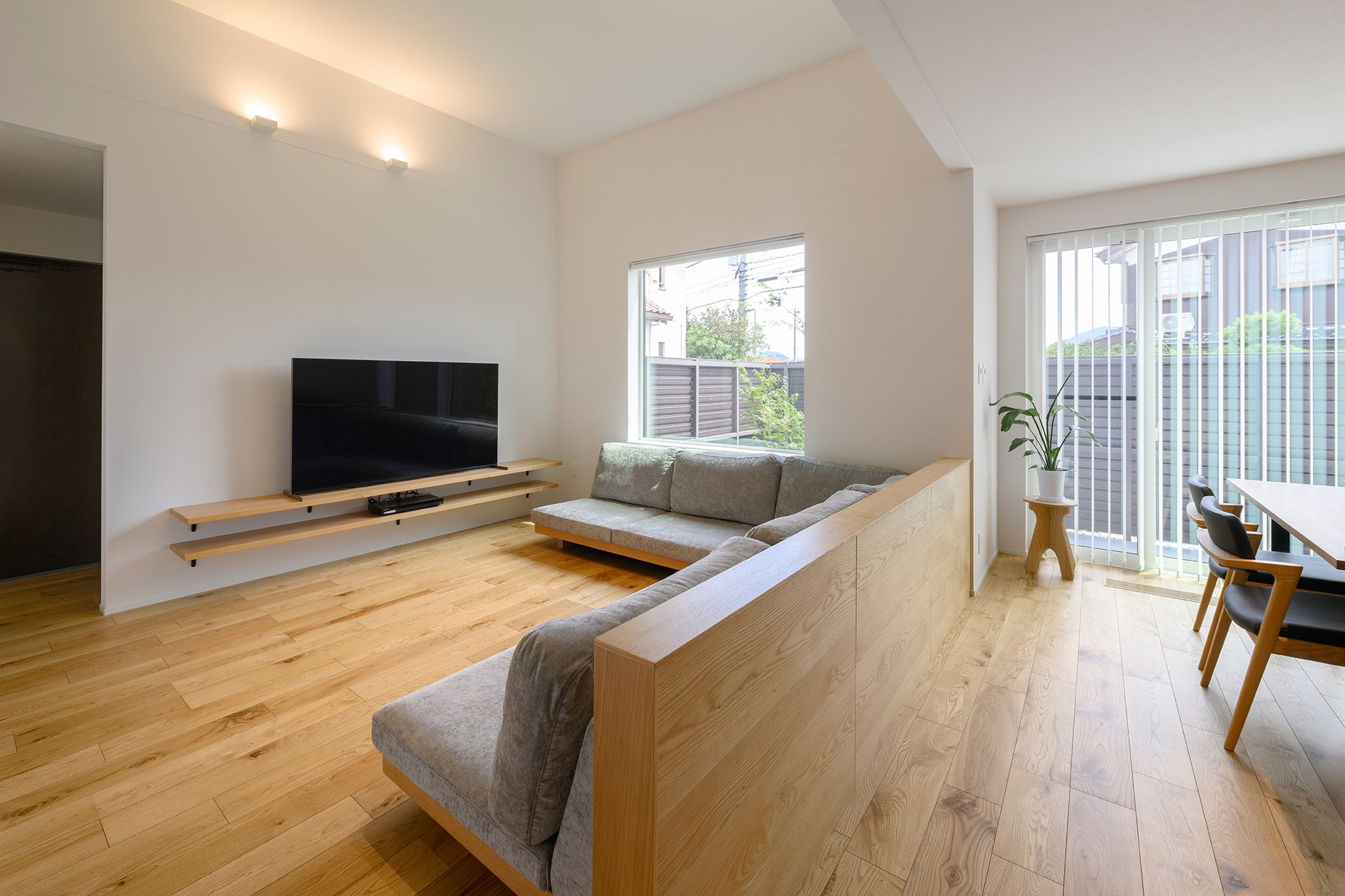 木の雰囲気がいっぱいのＬＤＫでくつろぐ平屋の邸宅