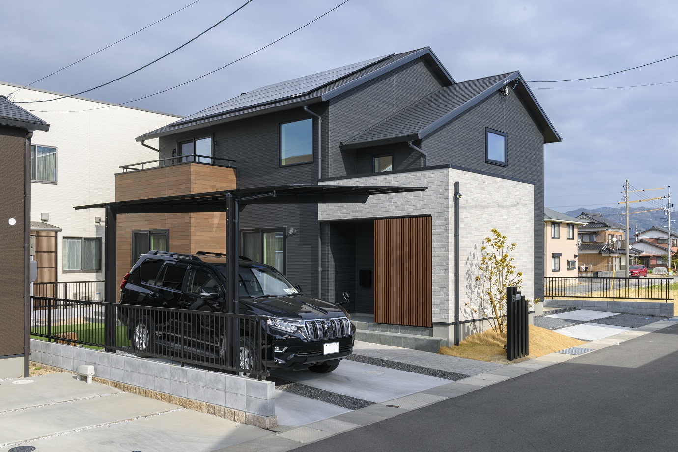 木格子が目をひくスタイリッシュな外観と和モダンな和室が上質な空間を創る開放感のある住まい 施工実例 お客様の声 山口 広島の注文住宅ならエルクホームズ