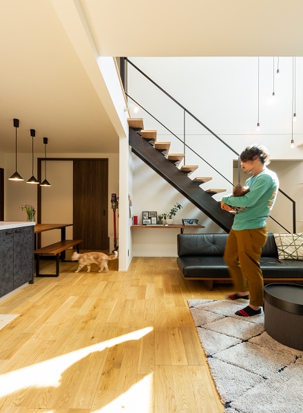 デザインと機能性を両立したシアタールームのある家