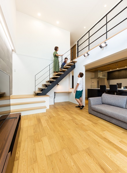 デザインと機能性を両立したシアタールームのある家