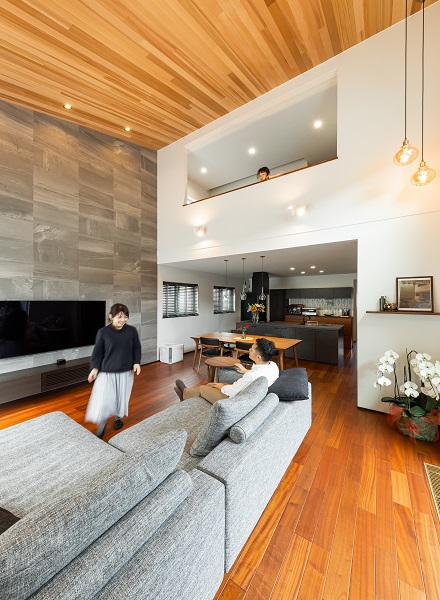 デザインと機能性を両立したシアタールームのある家