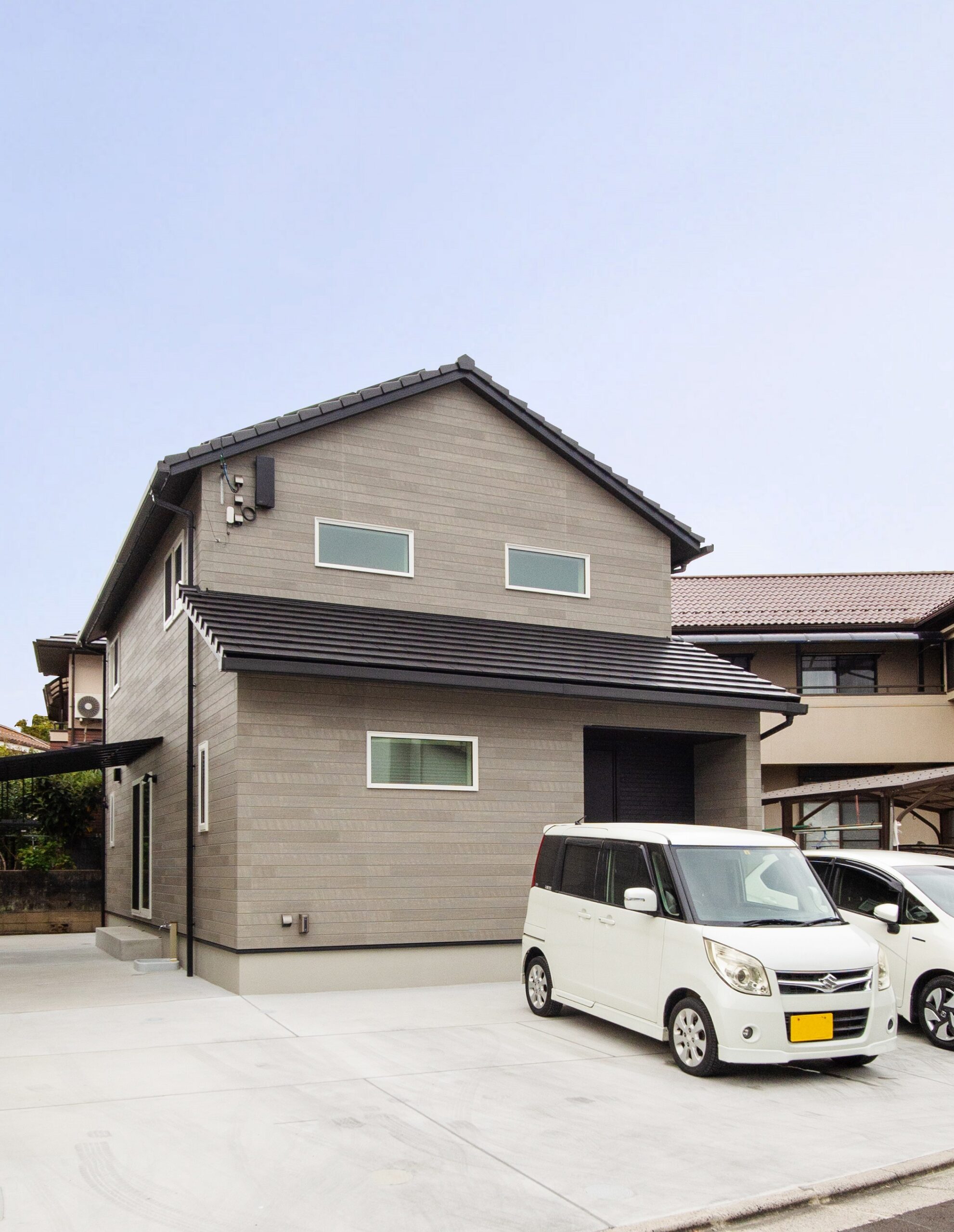 デザインと機能性を両立したシアタールームのある家