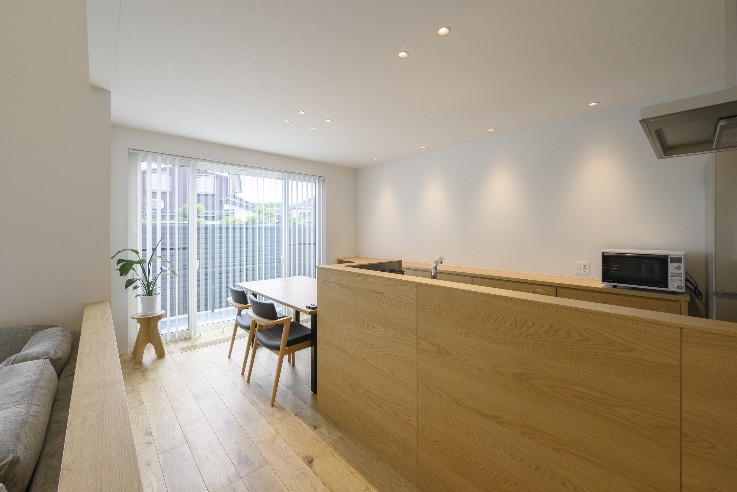 木の雰囲気がいっぱいのＬＤＫでくつろぐ平屋の邸宅