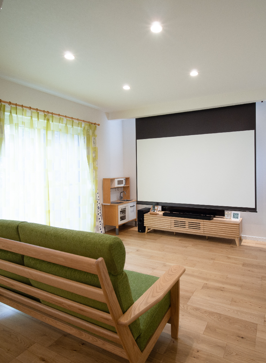デザインと機能性を両立したシアタールームのある家