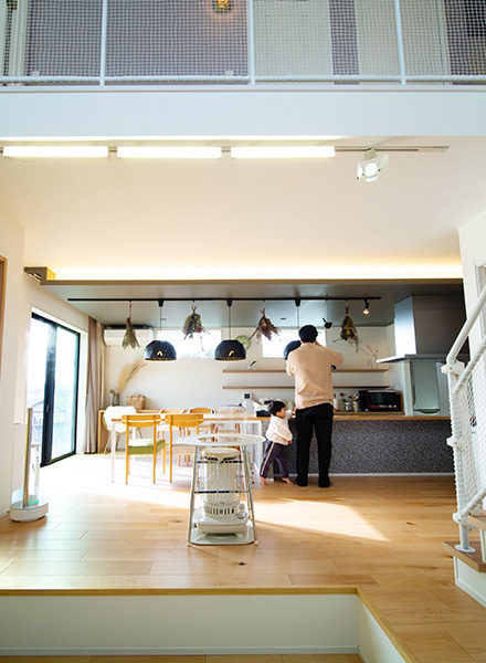 デザインと機能性を両立したシアタールームのある家