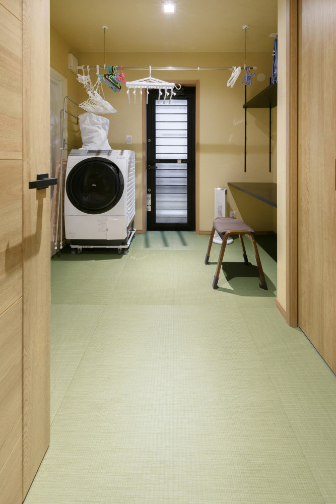 畳敷きのランドリールームが特徴的なインナーガレージ付の平屋