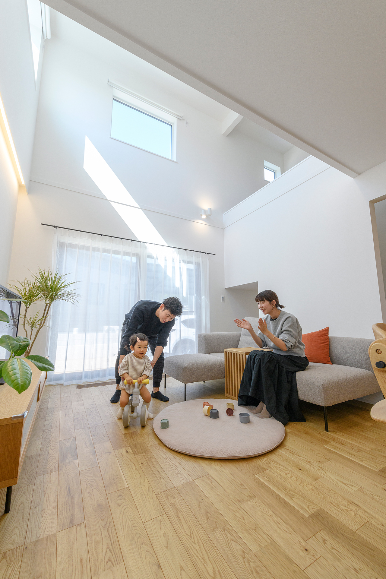 デザインと機能性を両立したシアタールームのある家