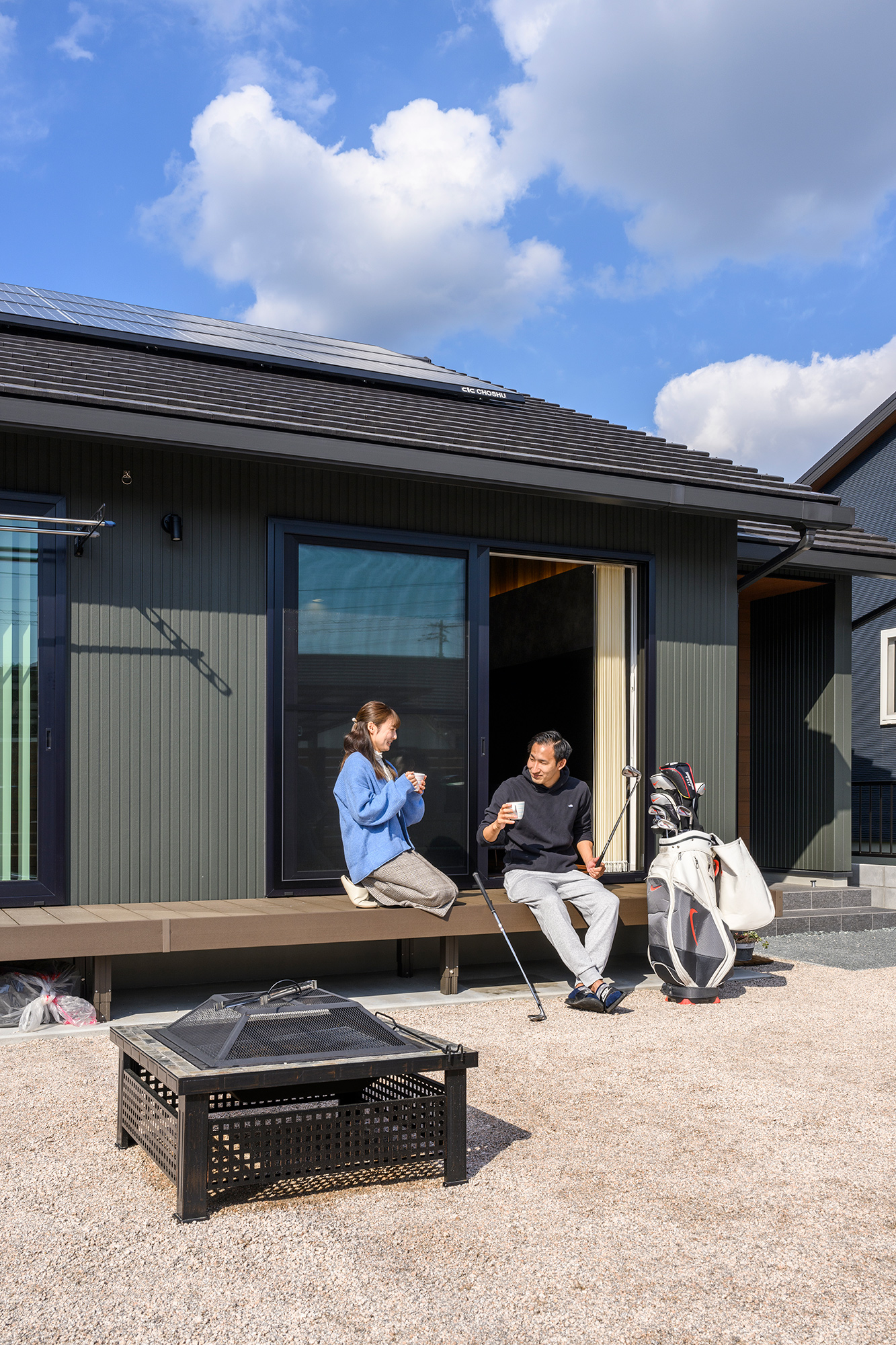 デザインと機能性を両立したシアタールームのある家