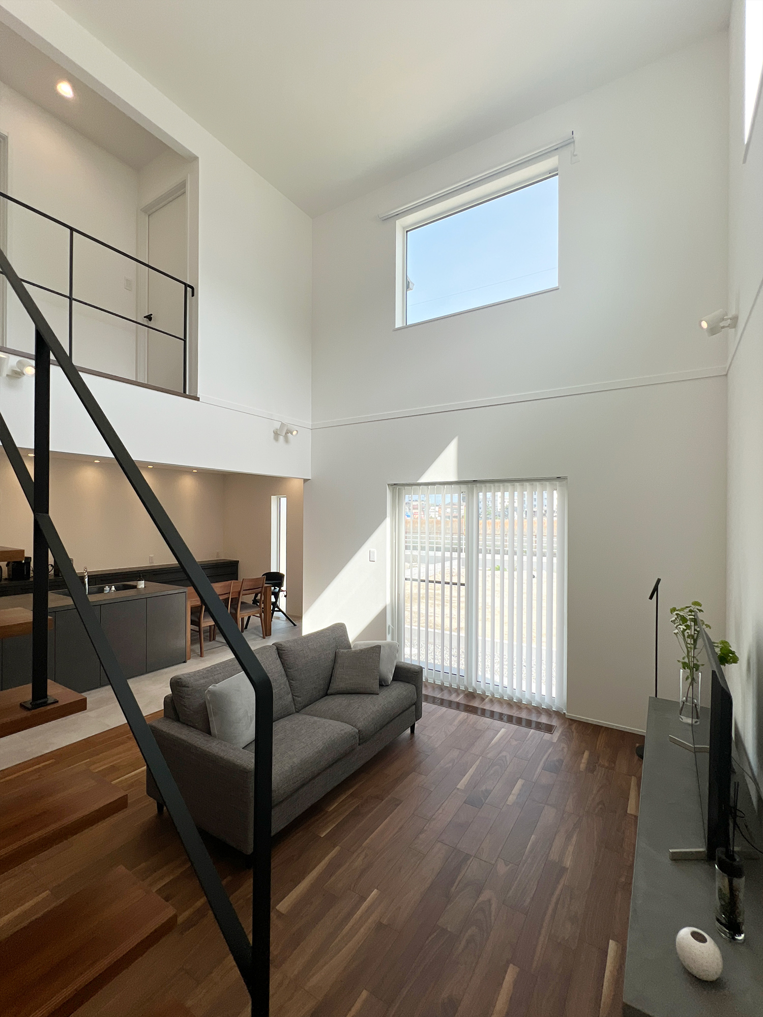 デザインと機能性を両立したシアタールームのある家