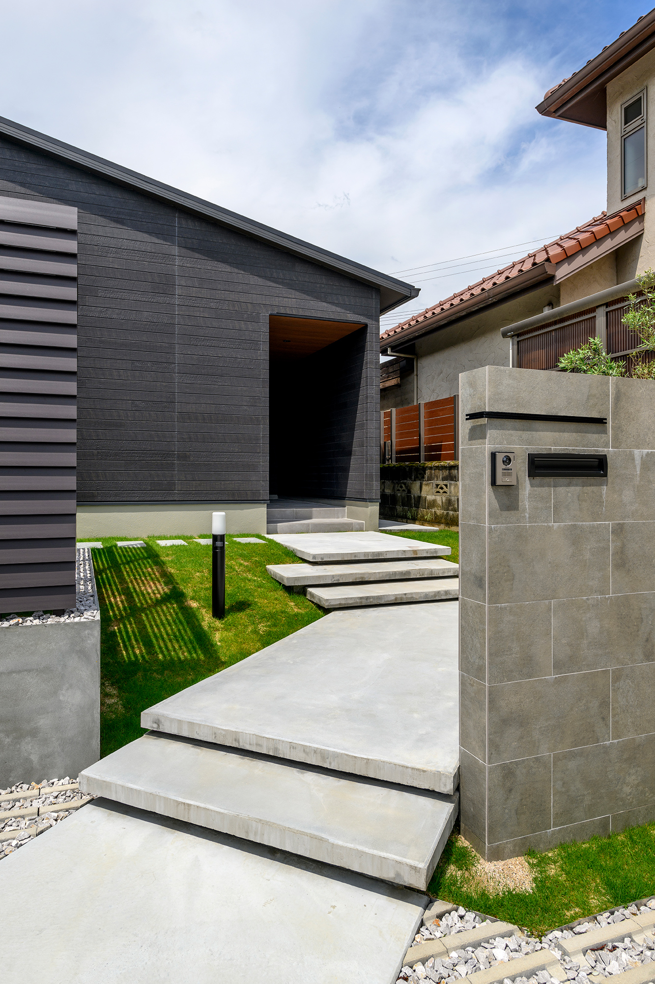 木の雰囲気がいっぱいのLDKでくつろぐ平屋の邸宅