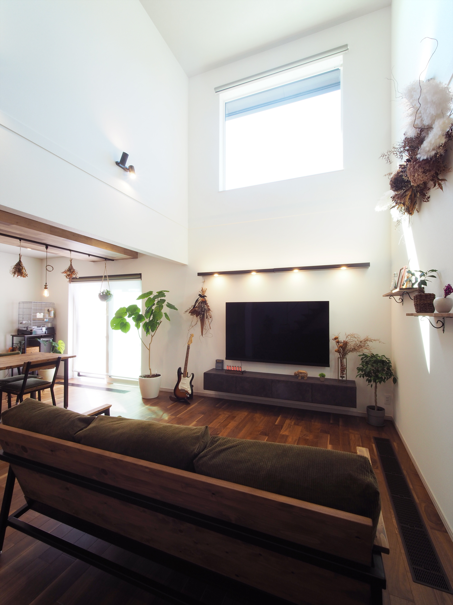 デザインと機能性を両立したシアタールームのある家