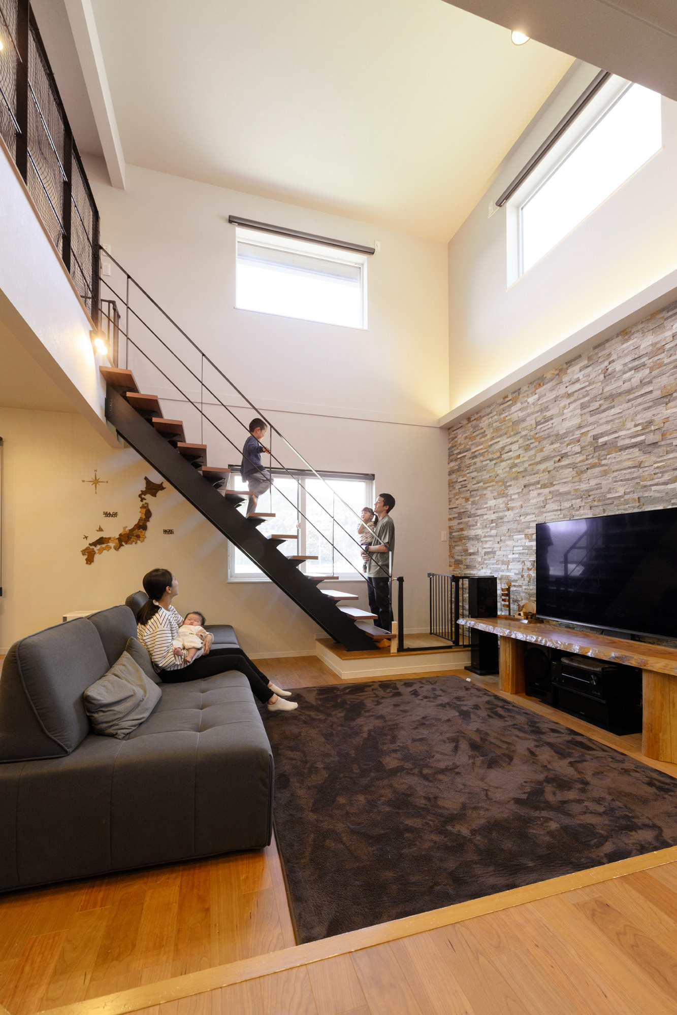 デザインと機能性を両立したシアタールームのある家