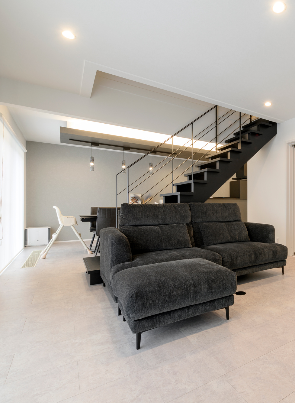 デザインと機能性を両立したシアタールームのある家