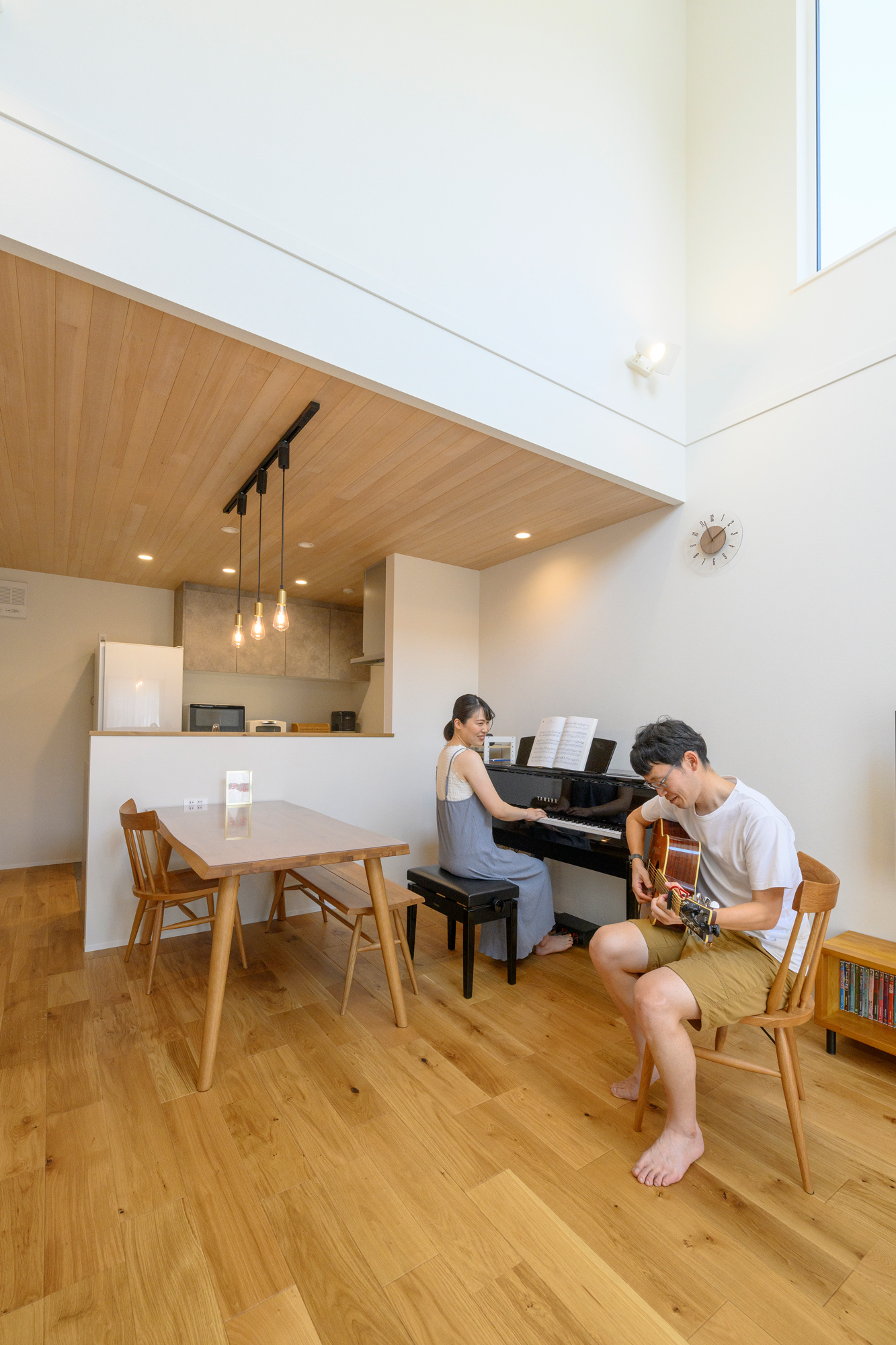 デザインと機能性を両立したシアタールームのある家