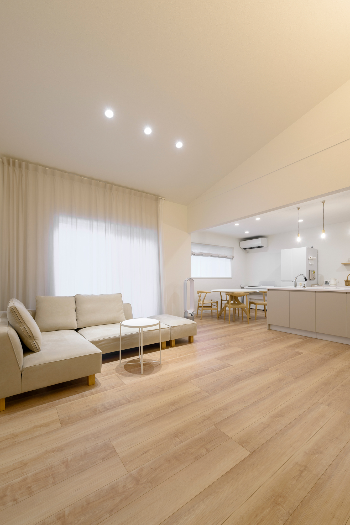 デザインと機能性を両立したシアタールームのある家