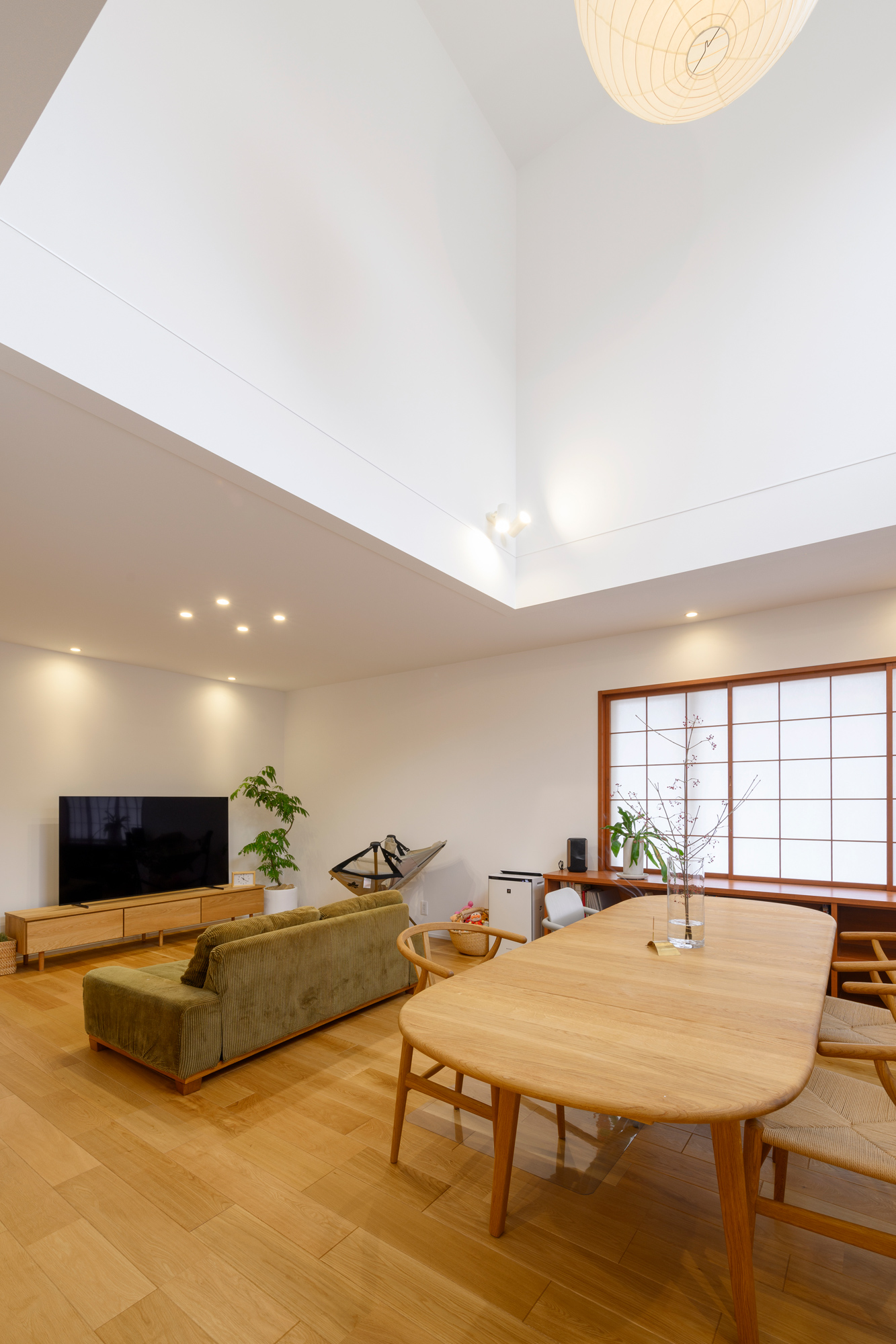 吹き抜けのあるダイニングにこだわりぬいた造作家具が素敵な家