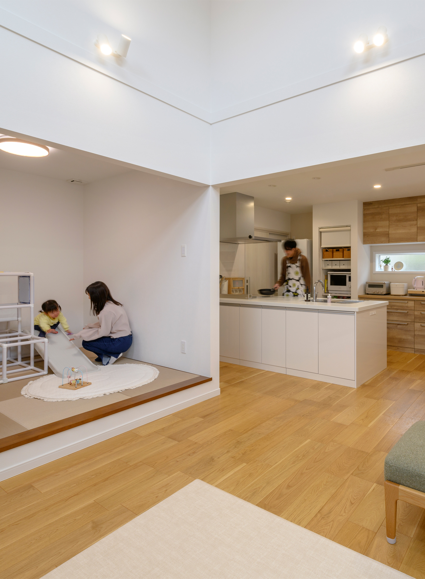 デザインと機能性を両立したシアタールームのある家