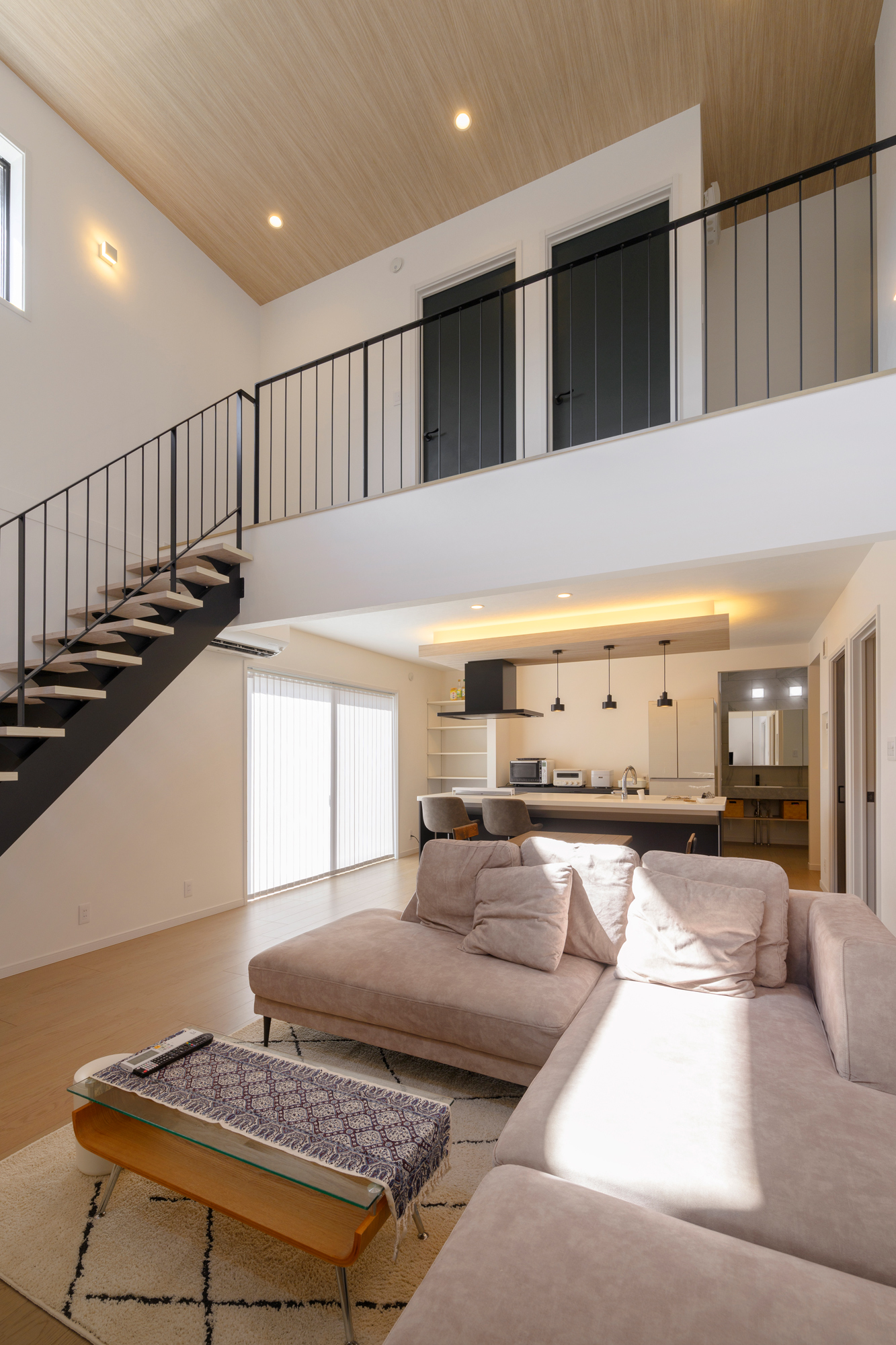 アイアン手摺の階段と2階に繋がる吹抜けが開放的なモダンハウス