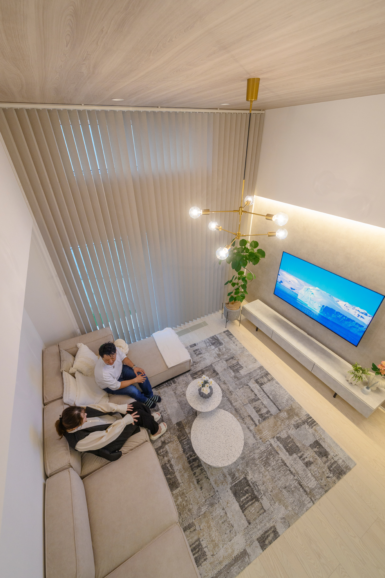 高天井が開放的なリビングと幻想的なシアタールームがある住まい