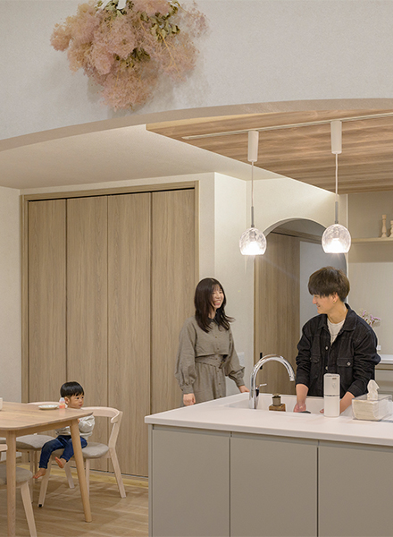 デザインと機能性を両立したシアタールームのある家