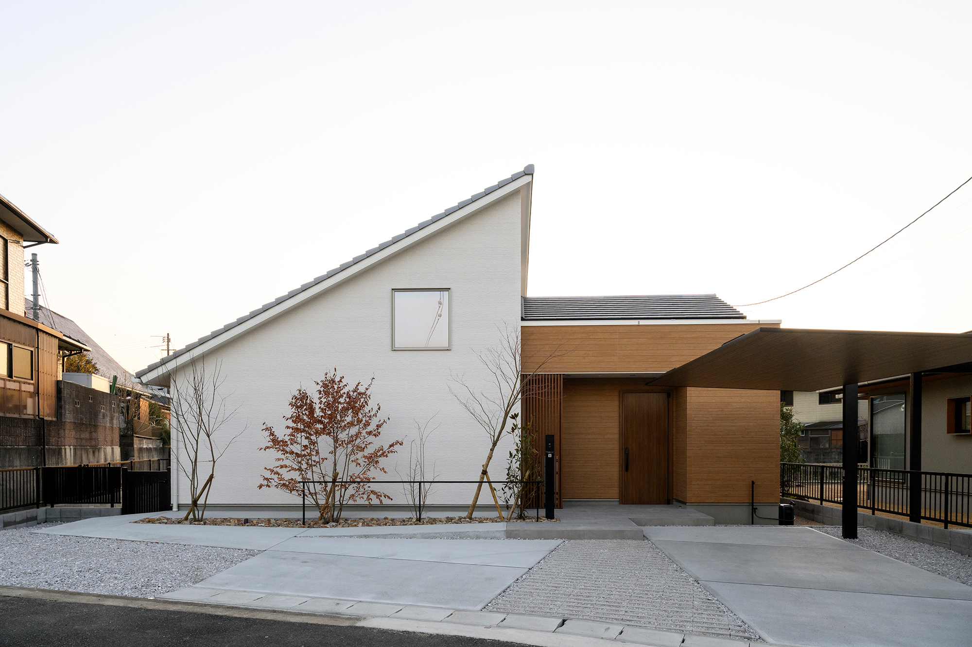 リビングに趣味スペースを設けた夜の外観も美しい住まい