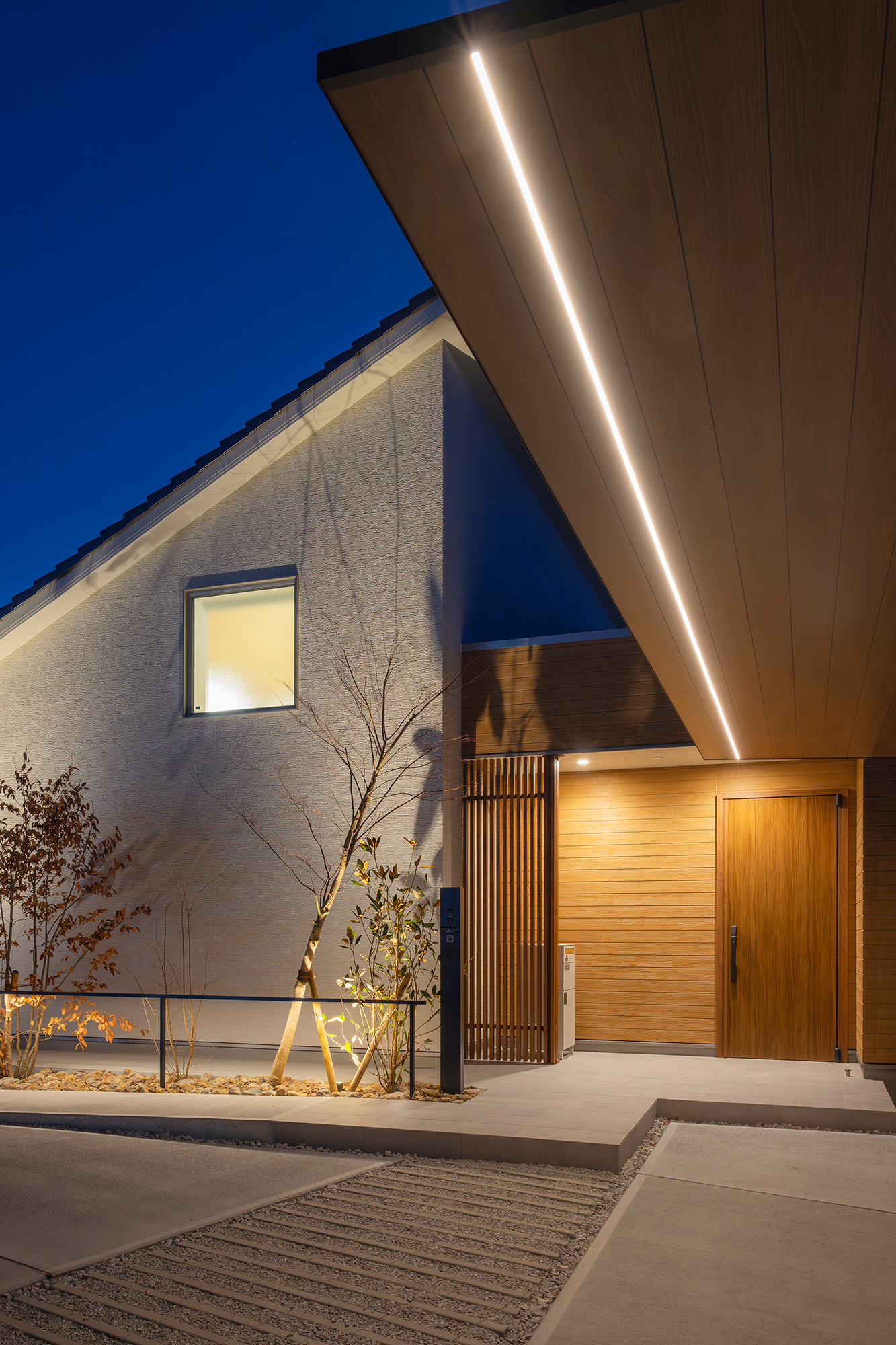 リビングに趣味スペースを設けた夜の外観も美しい住まい