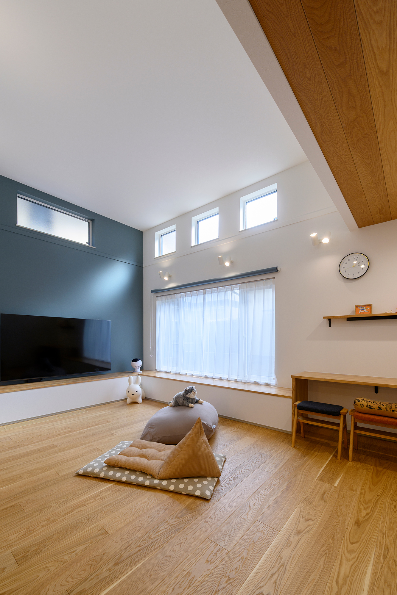 窓際のベンチとヌックスペースが穏やかな時間を作る住まい