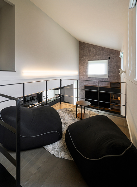 大開口の吹き抜けにロフト空間が目を引くモダンインテリアの住まい