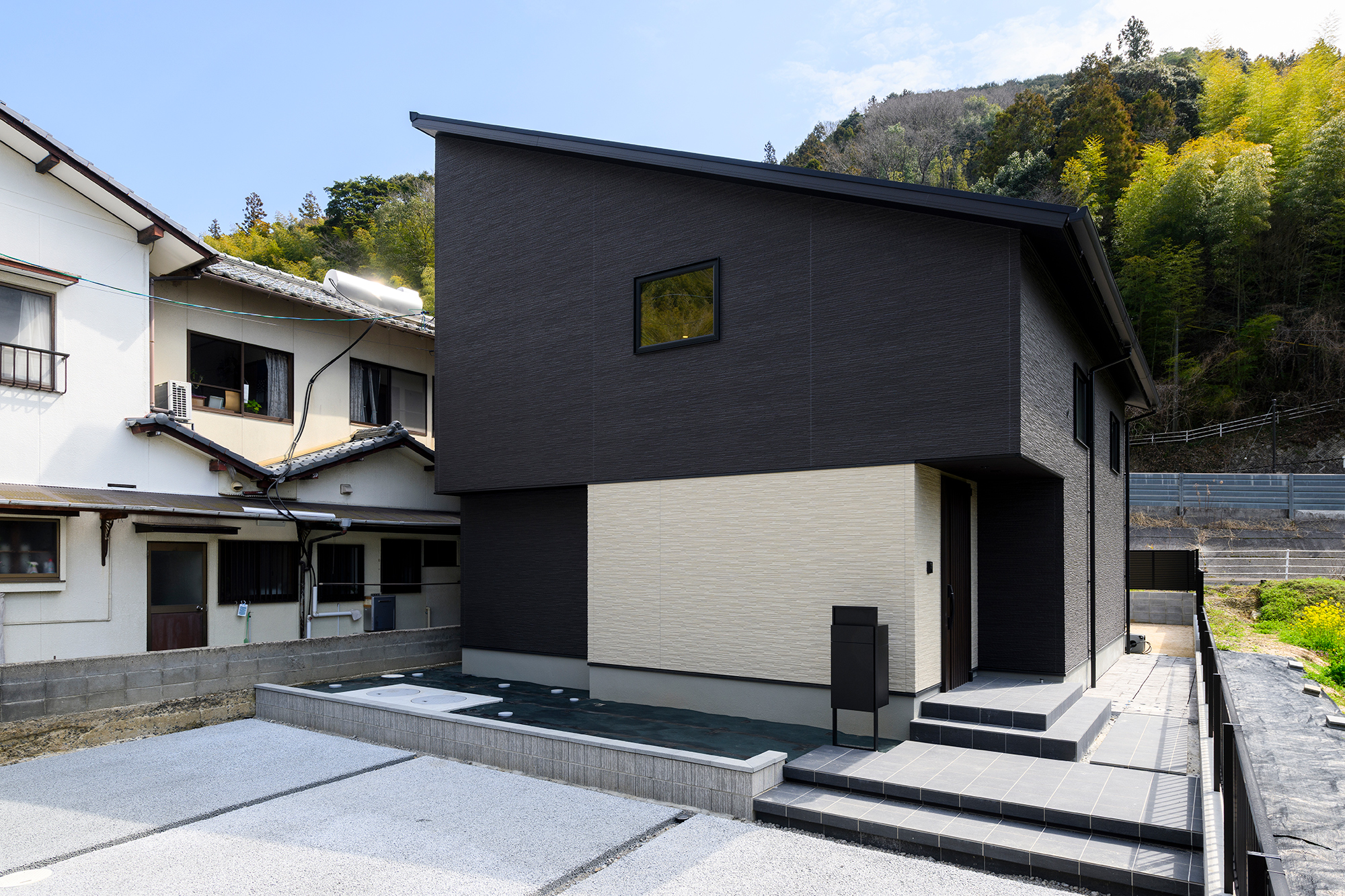 大開口の吹き抜けにロフト空間が目を引くモダンインテリアの住まい