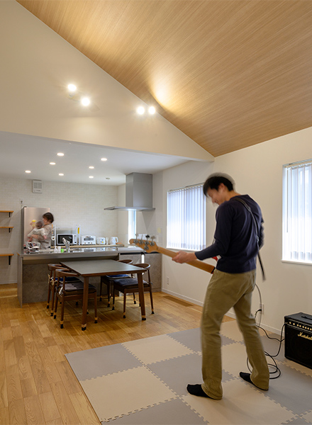 こだわり帰宅動線が便利な勾配天井リビングのある平屋