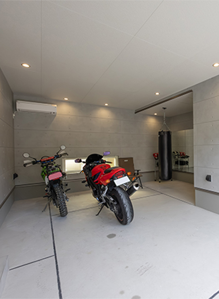 広々としたバイクガレージで趣味を楽しむ２階ＬＤＫの家