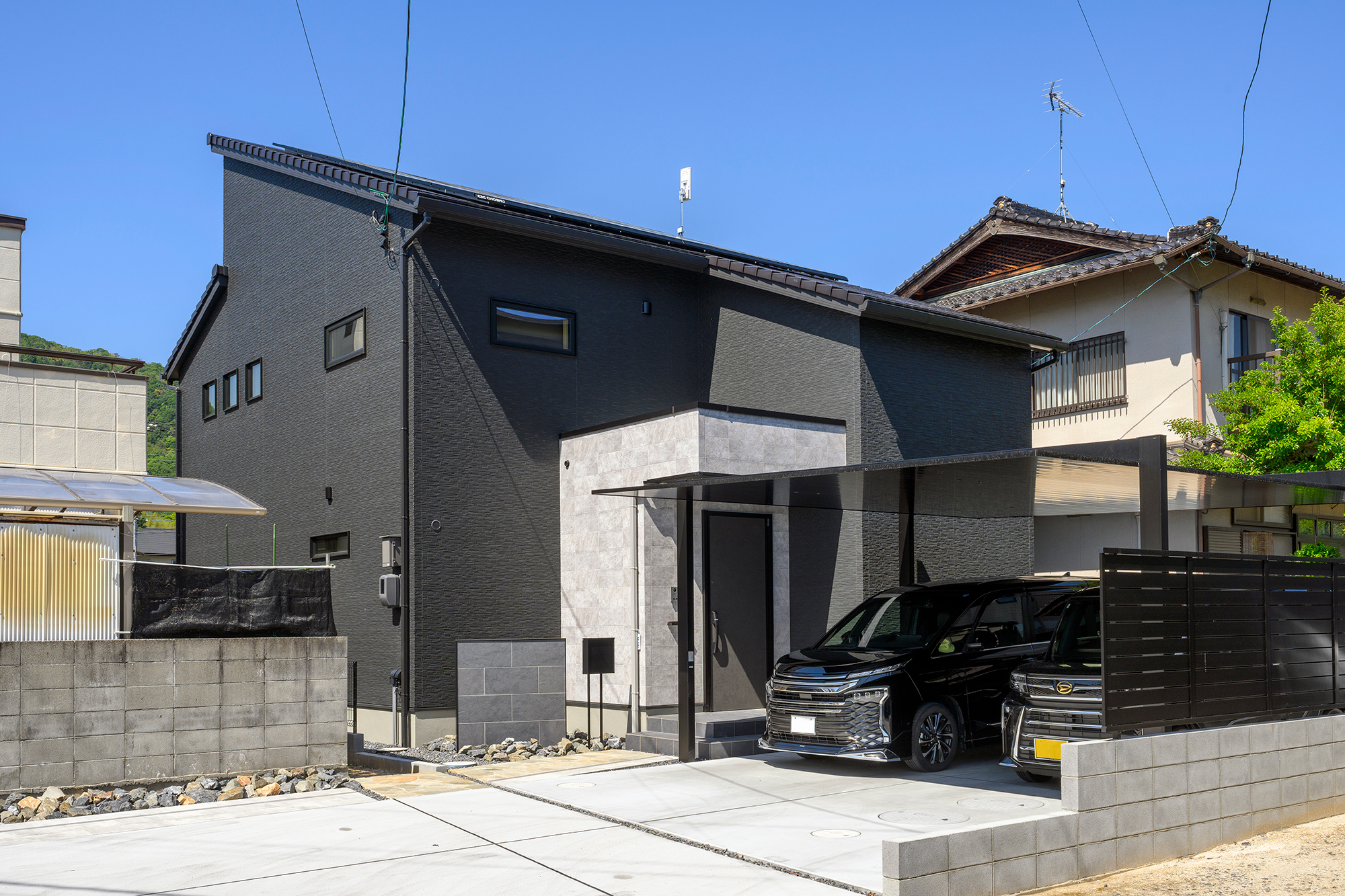 曲線の下がり天井で陰影を操るホテルライクなインテリアの住まい